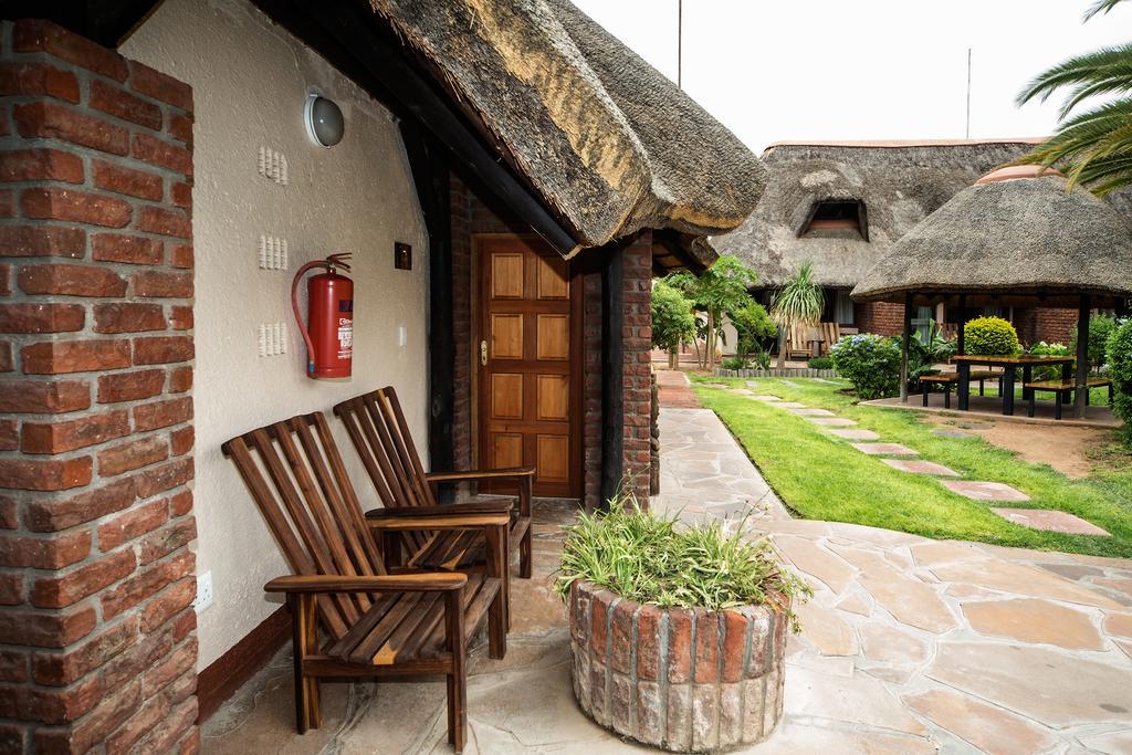 Cest Si Bon Hotel Otjiwarongo Esterno foto