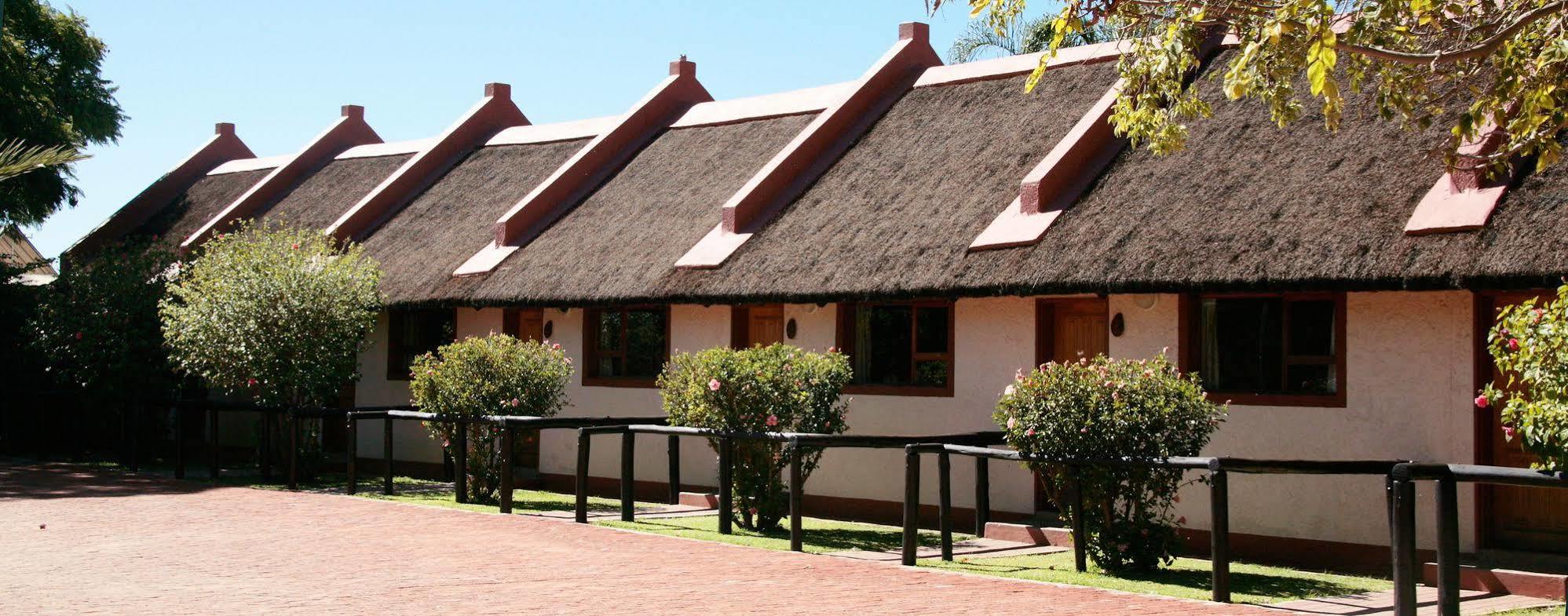 Cest Si Bon Hotel Otjiwarongo Esterno foto