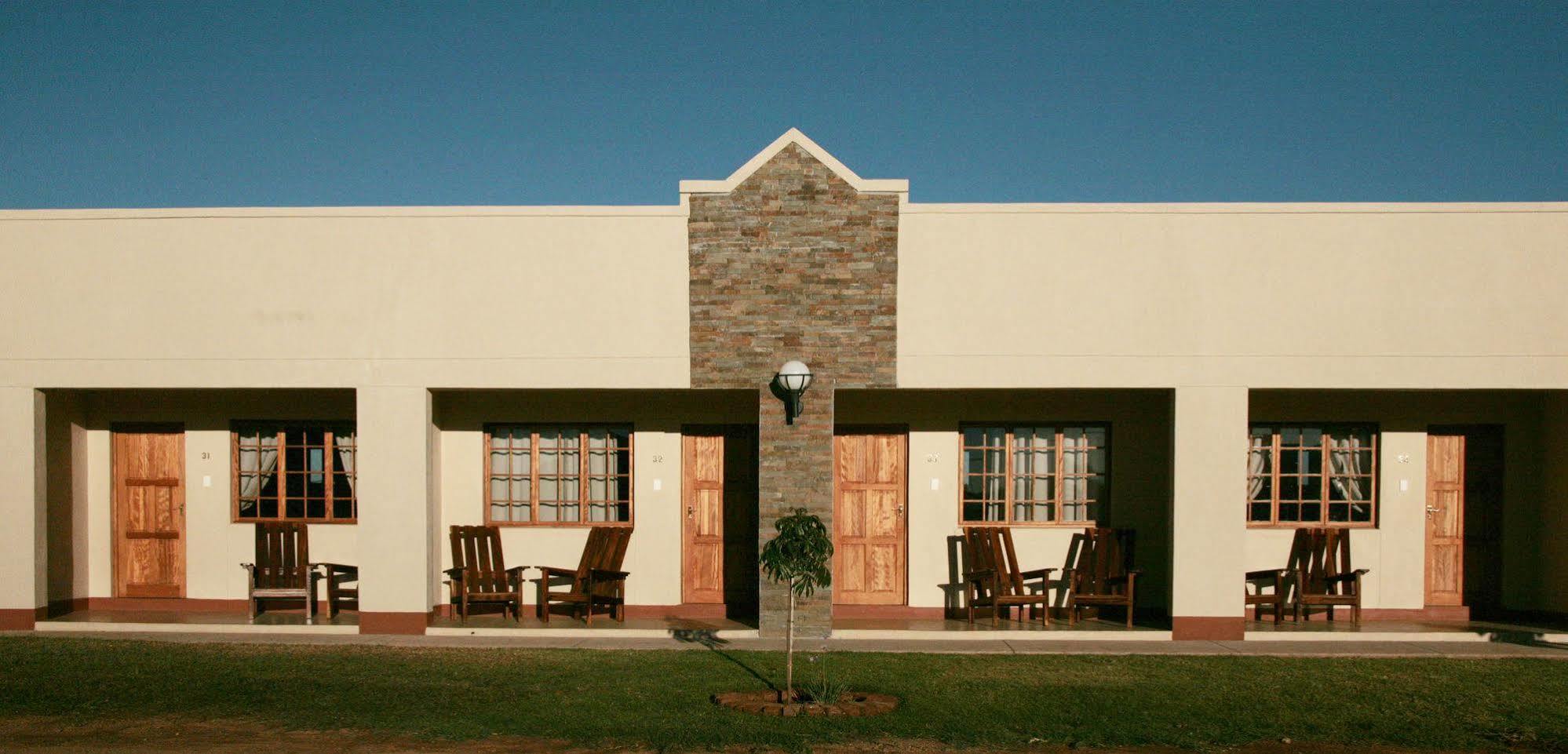 Cest Si Bon Hotel Otjiwarongo Esterno foto